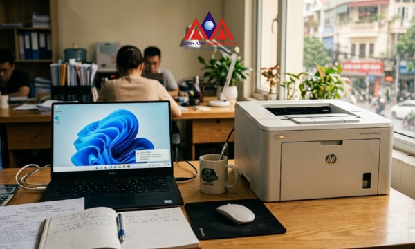 Máy in HP báo lỗi Offline trên màn hình Windows tại văn phòng, đèn trạng thái nhấp nháy vàng